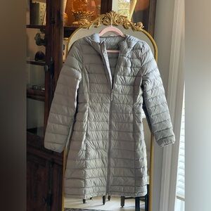 NWT Quince Lightweight Down Long Women’s Hooded Puffer Jacket in Silver/Gray